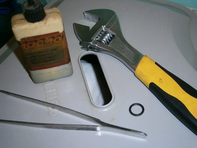 разводной ключ, резиновая прокладка-кольцо, смазка и пинцет
